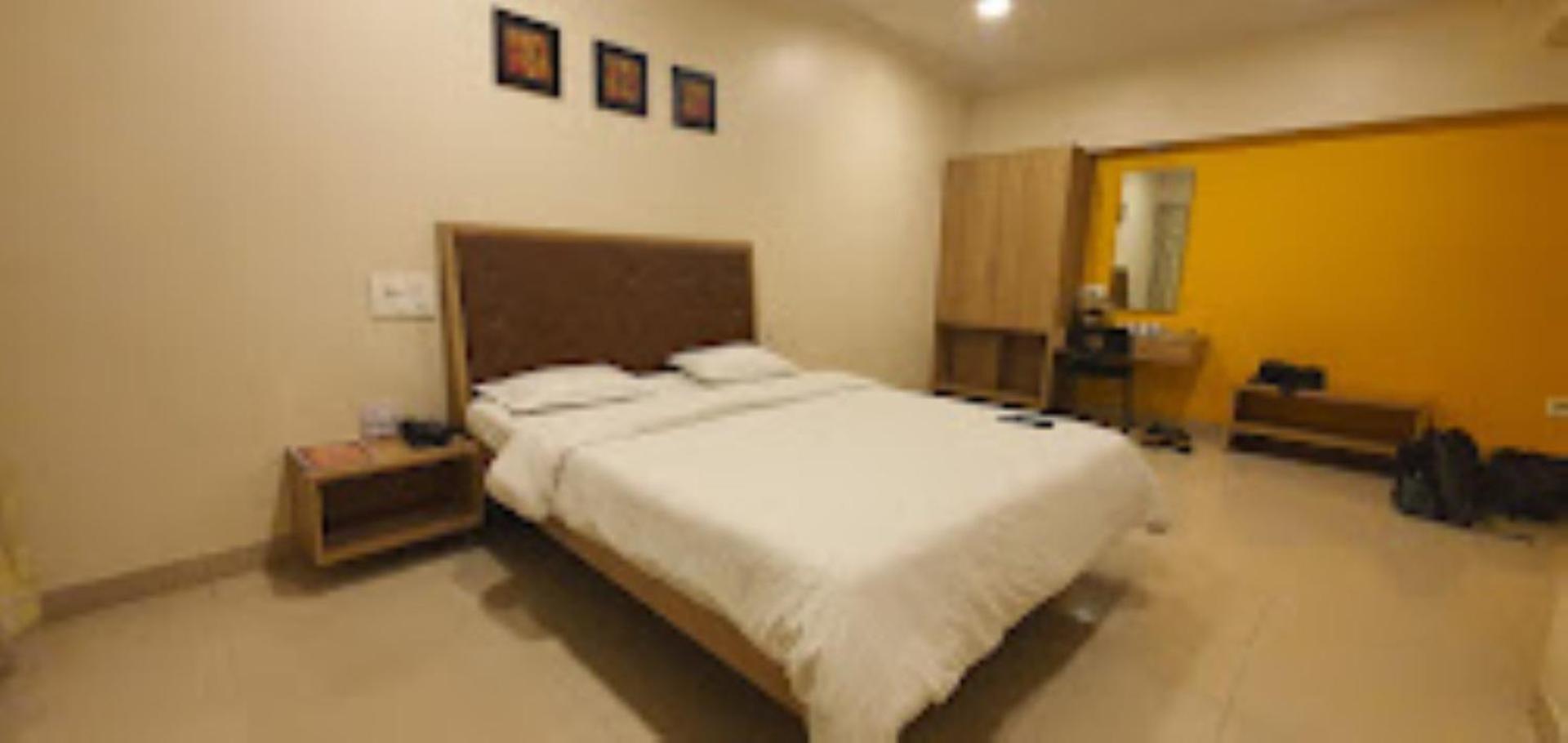 Hotel Maratha Palace,Satara Bagian luar foto