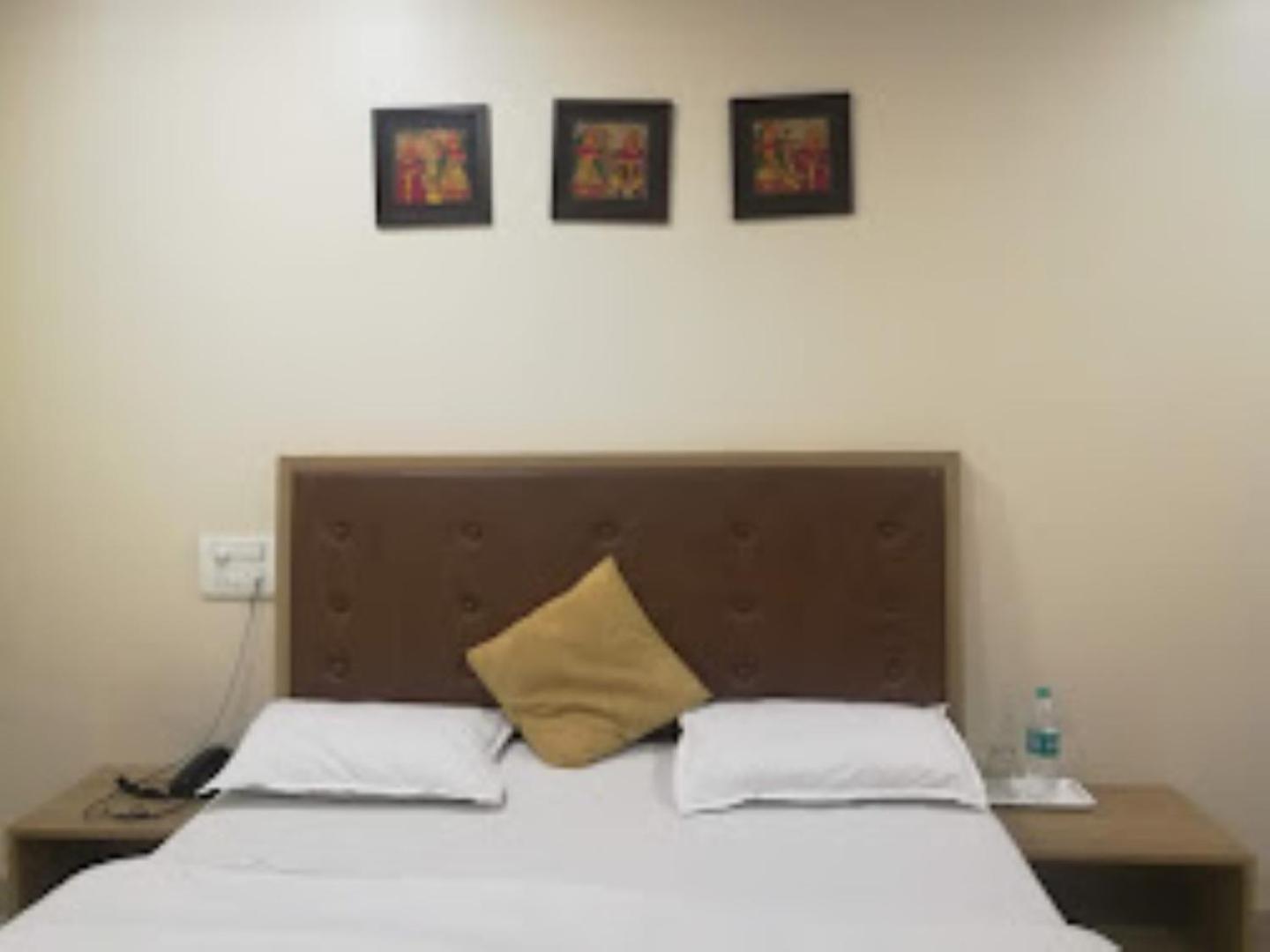 Hotel Maratha Palace,Satara Bagian luar foto