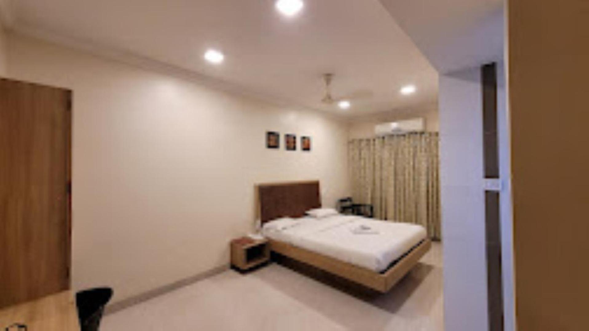 Hotel Maratha Palace,Satara Bagian luar foto