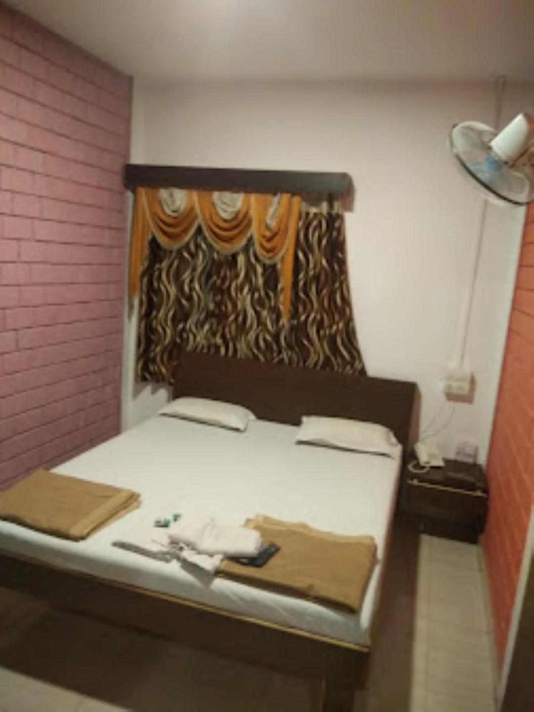 Hotel Maratha Palace,Satara Bagian luar foto