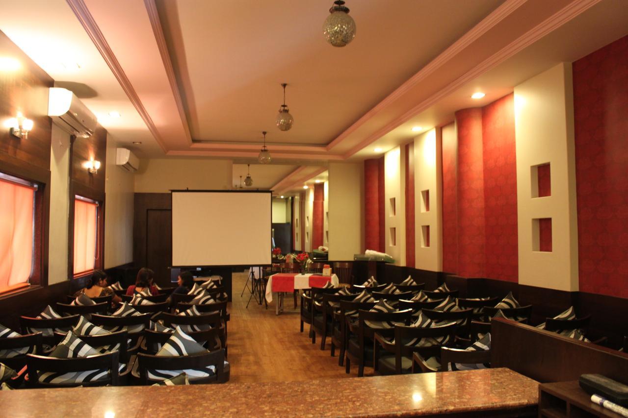 Hotel Maratha Palace,Satara Bagian luar foto